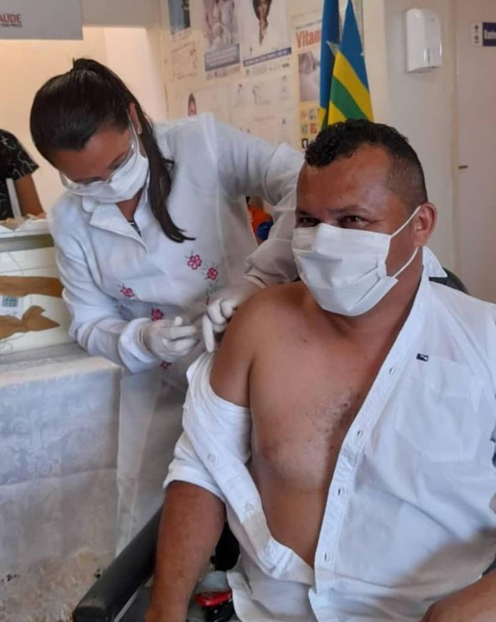 Prefeito de Guaribas sendo vacinado contra a Covid-19